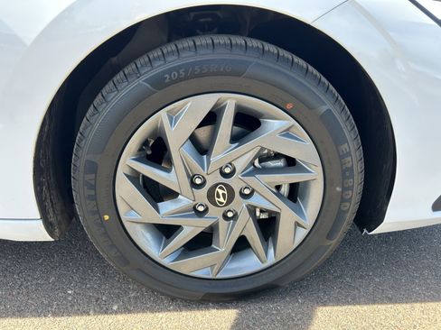 Used 2024 Hyundai Elantra SEL image 9