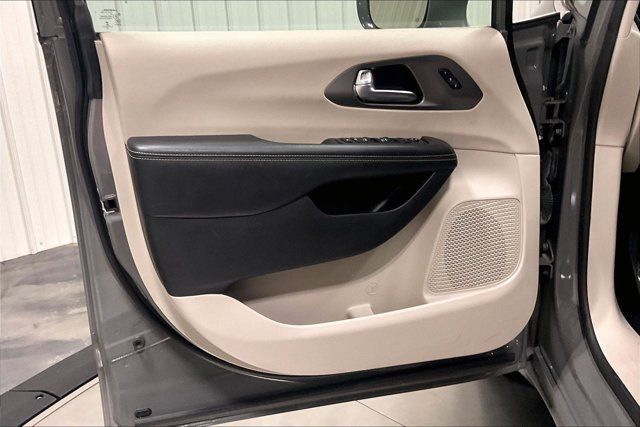 Used 2022 Chrysler Pacifica Touring-L FWD image 23