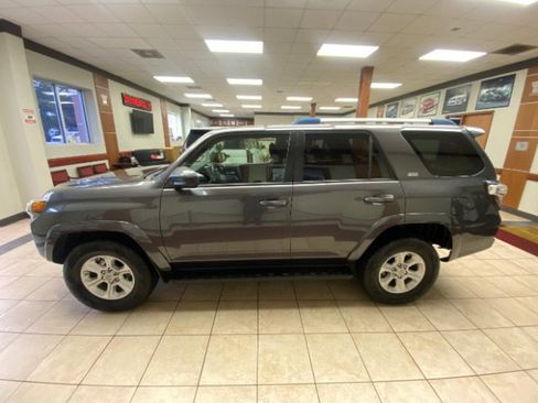 Used 2019 Toyota 4Runner SR5 AWD/4WD image 2