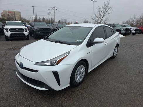 Certified 2022 Toyota Prius LE image 3