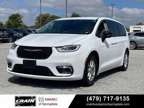 Used 2024 Chrysler Pacifica Touring-L FWD image 3