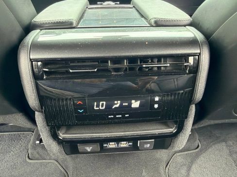Used 2023 Jeep Wagoneer 4WD Series II w/ Premium Group I image 23