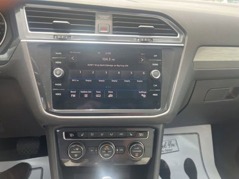 Used 2020 Volkswagen Tiguan SE w/ Panoramic Sunroof Package AWD/4WD image 21