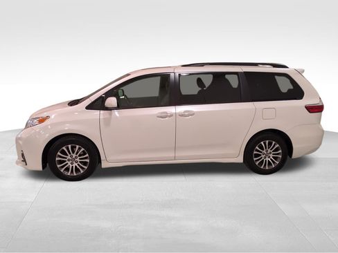 Used 2019 Toyota Sienna XLE image 6