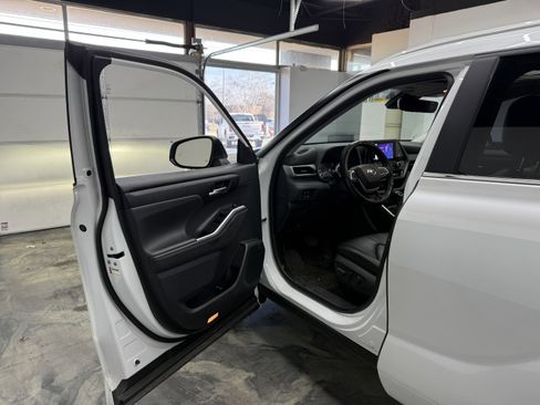 Used 2024 Toyota Highlander XLE image 8