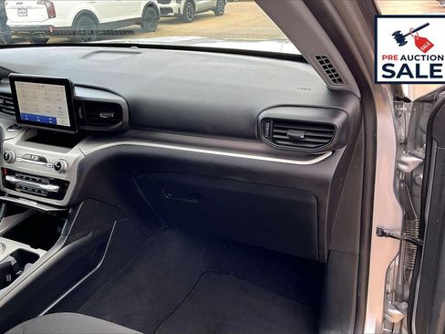 Used 2022 Ford Explorer XLT image 16