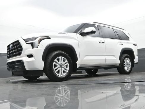 Used 2023 Toyota Sequoia SR5 w/ SR5 Premium Package RWD image 30