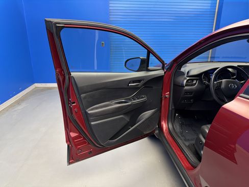 Used 2018 Toyota C-HR XLE FWD image 10