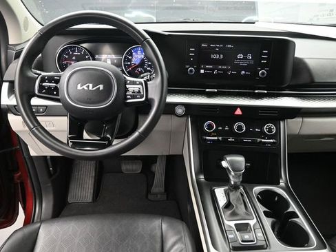 Used 2023 Kia Carnival LX image 11