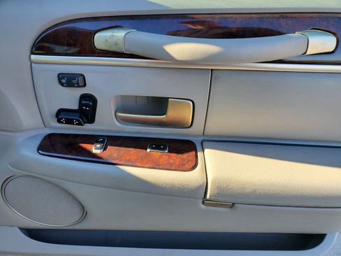 Used 2006 Lincoln Town Car Signature Limited image 38