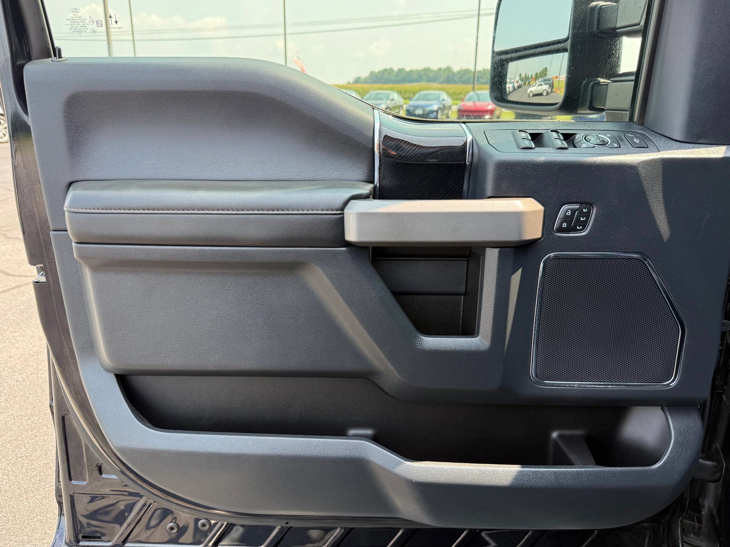 Used 2022 Ford F250 Platinum w/ FX4 Off-Road Package AWD/4WD image 30