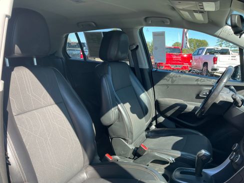 Used 2019 Chevrolet Trax LT w/ LT Convenience Package image 28