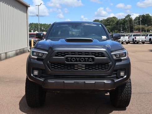 Used 2020 Toyota Tacoma TRD Sport w/ Technology Package RWD image 2