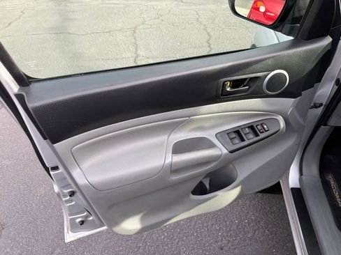 Used 2012 Toyota Tacoma PreRunner w/ SR5 Pkg image 9