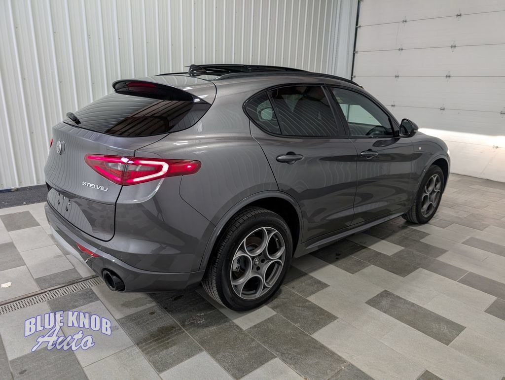 Used 2023 Alfa Romeo Stelvio Ti AWD/4WD image 4