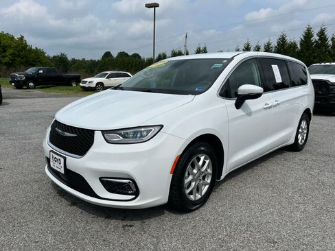 Used 2023 Chrysler Pacifica Touring-L FWD image 7