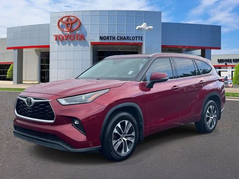 Used 2022 Toyota Highlander XLE AWD/4WD image 4