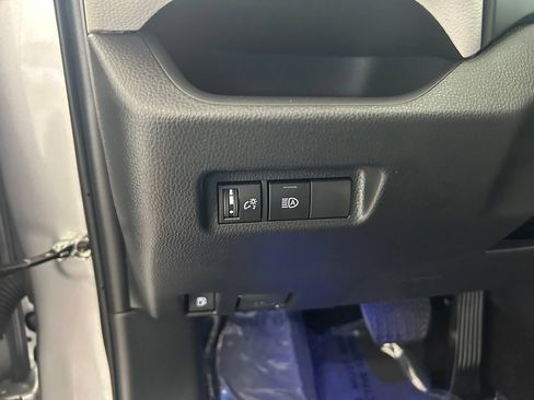 Used 2025 Toyota RAV4 XLE AWD/4WD image 38
