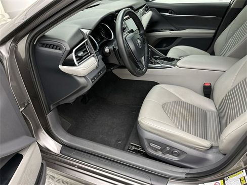 Used 2018 Toyota Camry LE image 11