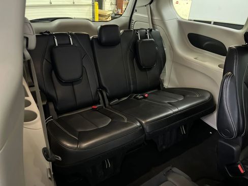 Used 2023 Chrysler Pacifica Touring-L image 39