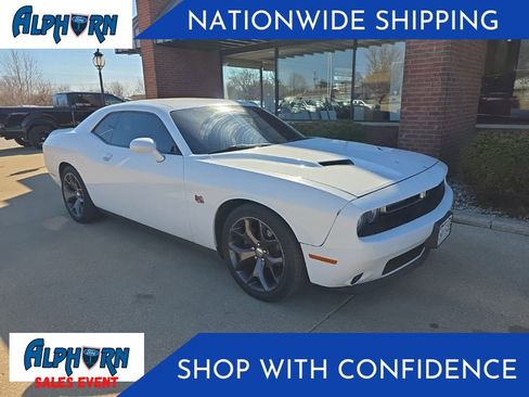 Used 2016 Dodge Challenger SXT image 1