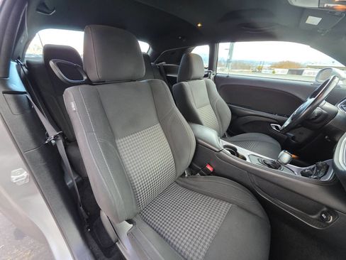 Used 2015 Dodge Challenger SXT image 4