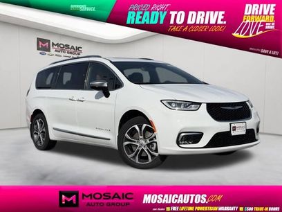 Used 2025 Chrysler Pacifica Pinnacle w/ Trailer Tow Group
