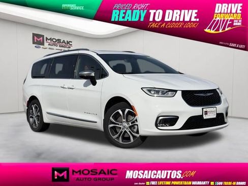 Used 2025 Chrysler Pacifica Pinnacle w/ Trailer Tow Group AWD/4WD image 1