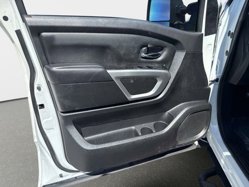 Used 2024 Nissan Titan SV w/ SV Convenience Package image 17
