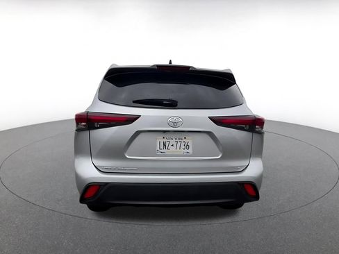 Used 2025 Toyota Highlander LE image 12