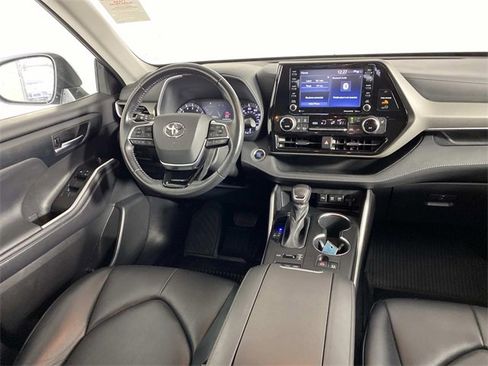 Used 2021 Toyota Highlander XLE image 13
