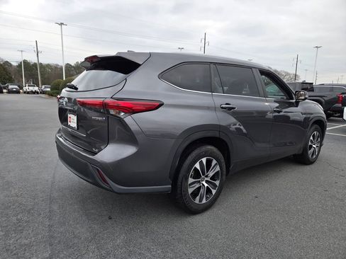 Certified 2023 Toyota Highlander XLE image 13