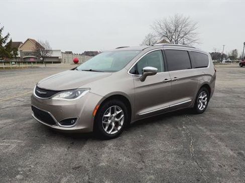 Used 2017 Chrysler Pacifica Limited w/ Advanced Safetytec Group image 4