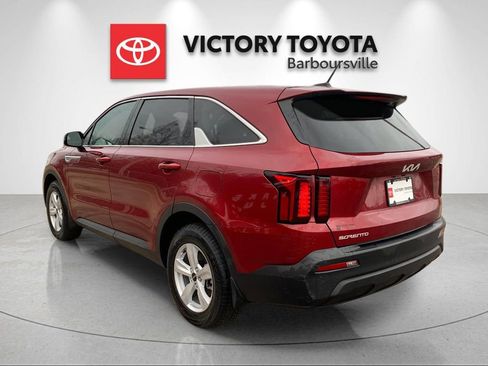 Used 2023 Kia Sorento LX image 3