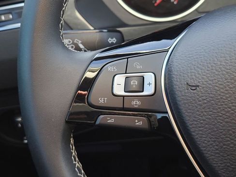 Used 2021 Volkswagen Tiguan SE w/ Panoramic Sunroof Package image 31