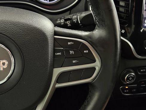 Used 2019 Jeep Cherokee Limited FWD image 19