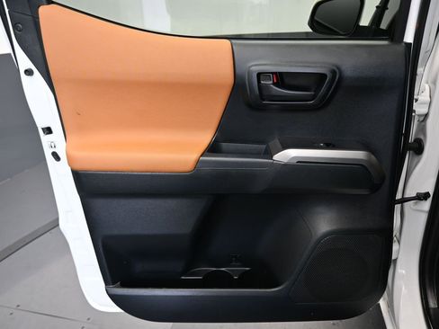 Used 2017 Toyota Tacoma SR5 w/ Tow Package image 26