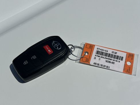 Certified 2025 Toyota Tacoma TRD Off-Road AWD/4WD image 36