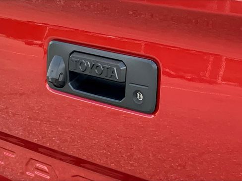 Used 2018 Toyota Tacoma SR image 30