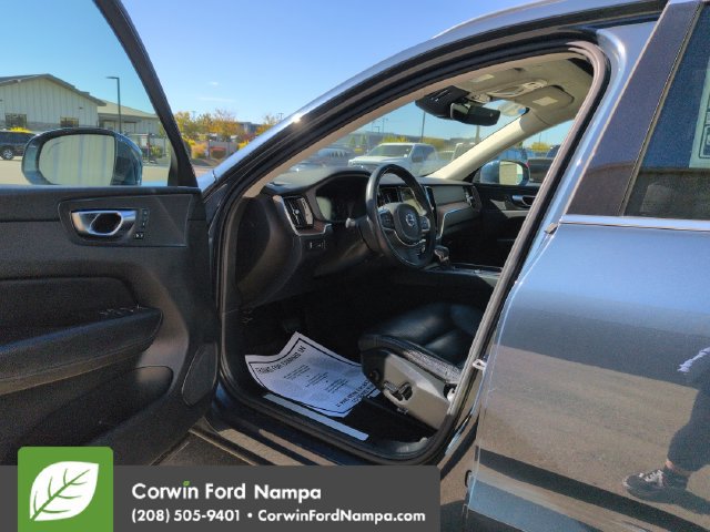 Used 2021 Volvo XC60 T5 Momentum AWD/4WD image 9