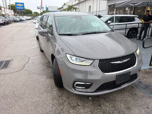 Used 2022 Chrysler Pacifica Touring-L FWD image 3
