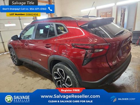 Used 2024 Chevrolet Trax RS w/ Sunroof Package FWD image 3