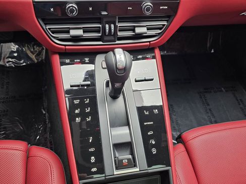Certified 2025 Porsche Macan GTS AWD/4WD image 26