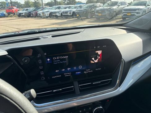 Used 2025 Chevrolet Trax LT FWD image 19