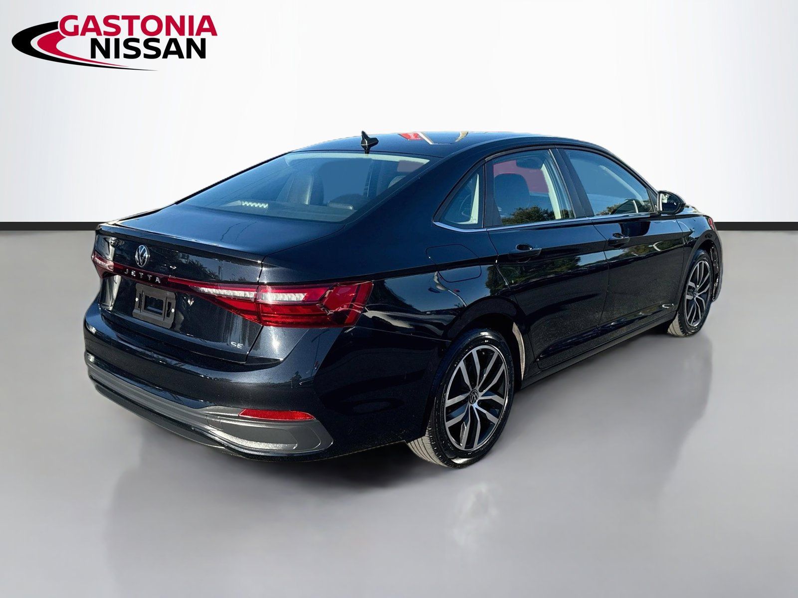 Used 2025 Volkswagen Jetta SE FWD image 9