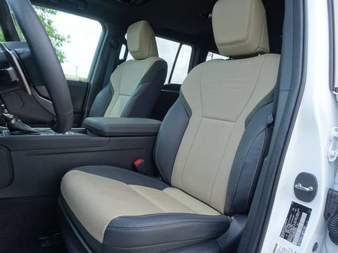 Used 2024 Lexus GX 550 AWD/4WD image 11