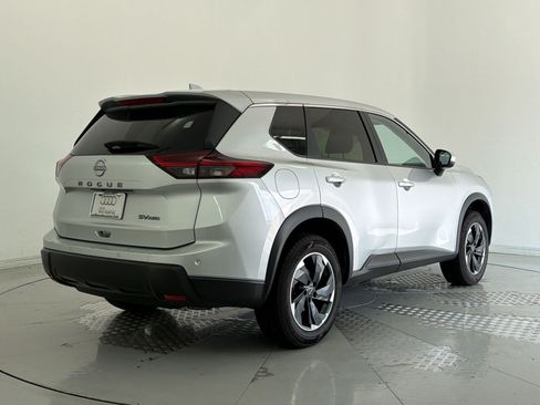 Used 2024 Nissan Rogue SV AWD/4WD image 9