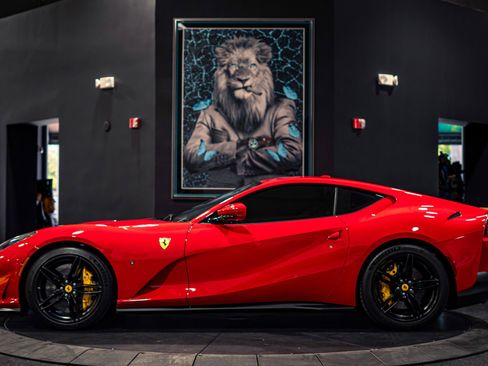 Used 2020 Ferrari 812 Superfast RWD image 19