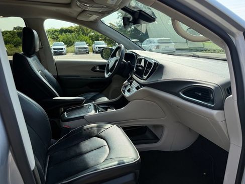 Used 2023 Chrysler Pacifica Limited FWD image 20