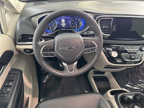 Used 2024 Chrysler Pacifica Touring-L image 29